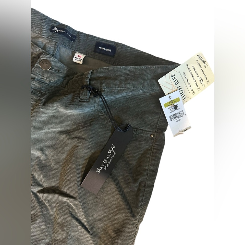 NWT Women's Jeans - Picture 2 of 6